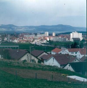 Trossingen. Stadtansicht mit Fabrikationsgebäude der Hohner-AG, vorn links das Holzlager