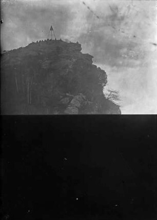 "Trigonometrisches Signal auf steilem Berghang" (halbe Platte)