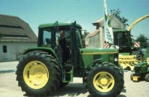 Fotografie: Traktor, Allradtraktor, Feldhäcksler selbstfahrend