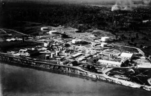 Fabrikanlage : Luftaufnahme von einer Öl-Raffinerie der Tropical Oil Company, heute Ecopetrol, in Barrancabermeja am Rio Magdalena liegend. Im Hintergrund tropischer Wald.