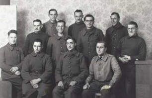 Gruppe französischer Kriegsgefangener, die in der Fa. Bauch ("Gelbgießerei Bauch & Gleisberg" oder "Teppich- und Deckenfabrik Traugott Bauch") dienstverpflichtet waren