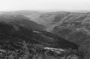 Landschaft im Gebirge : Blick über die Vegetation einer Tallandschaft und Bergformationen des Chercher-Gebirges