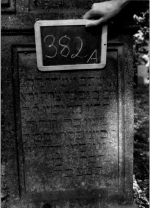 Grabstein 382 (Index: 100111857) Material: Sandstein Zustand: leicht verwittert Maße HxBxT: 128x55x30 cm Beschreibung: Stele, profilierter Sockel, eingezogener Rundbogenabschluß, rechteckiges Schriftfeld eingetieft: Grabstein 382A