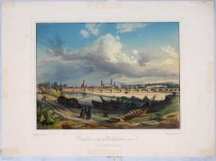 Stadtansicht von Dresden, Blick vom Pieschener Ufer über die Elbe mit Booten auf das Japanische Palais in der Neustadt, die Augustusbrücke und die Altstadt nach Osten