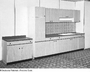 Anbauküche (Modell 2051/3), Stuhl mit gepolsterter Sitzfläche und Rückenlehne (Modell N 13)