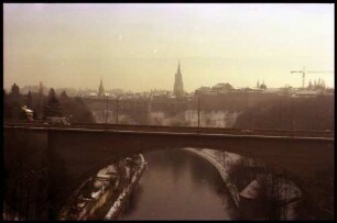 Bern: Blick von der Eisenbahnbrücke auf Aare und Stadt
