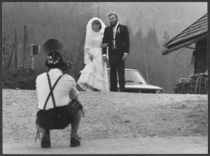 Hochzeitspaar bei der Fotoaufnahme (gestellte Szene)