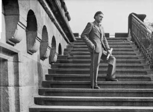 Der Architekt Fritz Steudtner auf der Treppe am nördlichen Brückenkopf der Loschwitzer Brücke "Blaues Wunder"