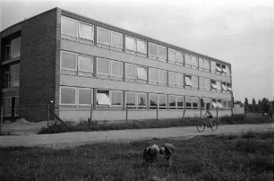 Fertigstellung des ersten Bauabschnitts einer neuen Volksschule für Daxlanden, der Adam-Remmele-Schule.