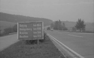 Obersuhl: Autobahnschild, nach Danzig km 864, Königsberg km 990, Breslau km 564, Beuthen km 722