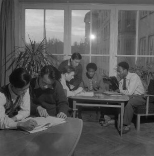 Dresden. Studentenwohnheime der TU Dresden, Studenten beim Austausch