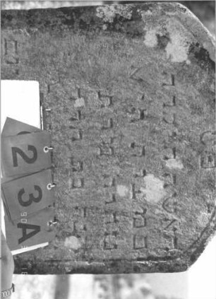 Grabstein 23 (Index: 100009483) Zustand: leicht verwittert, unterer Rand abgebröckelt Maße HxBxT: 88x60x8 cm: Grabstein 23A