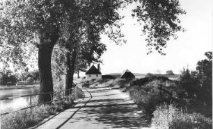 Markersdorf-Deutsch-Paulsdorf. Ehem. Wassermühle, links der Mühlteich
