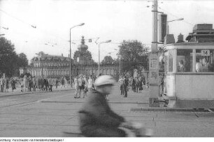 Verschiedene Sportveranstaltungen, Sport in der Nationalen Volksarmee der DDR (NVA), Betreuung von französischem Eiskunstläufer im Krankenhaus, Pausensport, Auszeichnung von Leistungssportlern, Minigolf-Anlage im Großen Garten, Kinder- und Jugend-Spartakiade, Flutlichtmasten des Rudolf-Harbig-Stadions, u.a., April 1965 - 1970