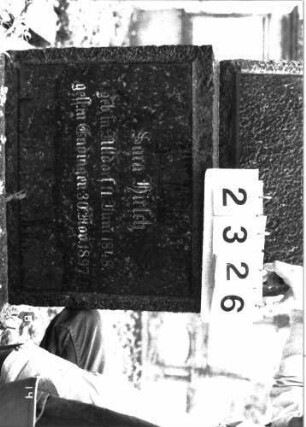 Grabstein 2326 (Index: 100097486) Maße HxBxT: 192x56x29 cm: Grabstein 2326 (Detailaufnahme 2)