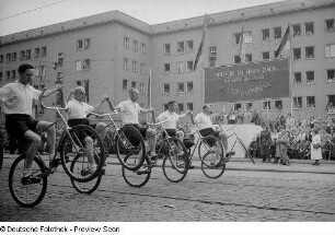Kunstradfahrer während der Parade auf der Straße der III. Weltfestspiele (heutige Jahnallee)