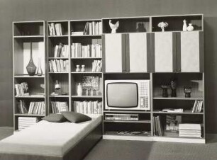 Anbauwand "Smaragd" : Wohnzimmermöbel. Anbauwand "Smaragd" (1976; Möbelkombinat Erfurt (MKE)) und Liege