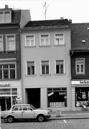 Großenhain, Frauenmarkt 24. Wohnhaus mit Laden (19. Jh.). Straßenfront