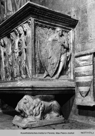 Grabmal des Bischofs Antonio d'Orso : Sarkophag