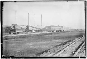 Me Gesamt, Bau Me 108 Tiefbunker für Braunkohle mit Überdachung, Me 111 Zentralstation für Kohlen- und Koksförderanlage, Me 140 Silo, Abraum, Bahn, Gesamtblick von West