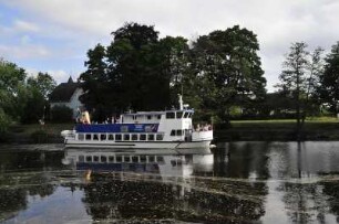 Örebro - Ausflugsschiff auf einem Kanal : Ein Ausflugsschiff fährt auf einem Kanal. Aufgenommen am 26. Juli 2012 in Örebro