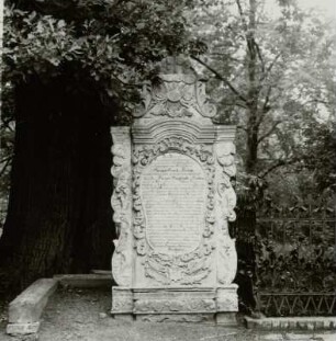 Spremberg. Loebenstein : Spremberg, Stadtpark. Inschriftengrabstein für das Ehepaar von Loeben (gestorben 1745 bzw. 1761). errichtet ca. 1760/1761 für Caspar Ernst von Loeben und Gemahlin