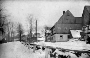 Unterdorf Blick dorfaufwärts : v. Mitte n. re.: Vierig-Sattler, Engel-Gut, Vierig-Gut, Sander (später Bergelt Martin, Sander-Gut