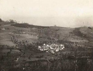 Tscherntschitz (Černčice u Loun). Ortsansicht am Fuß des Milleschauers (Haufendorf)