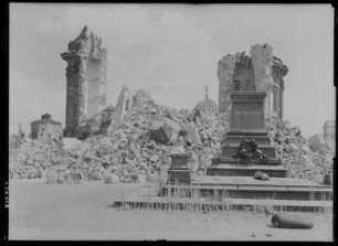 Dresden-Altstadt, Neumarkt. Ruine der Frauenkirche und Sockel des Denkmal Martin Luthers
