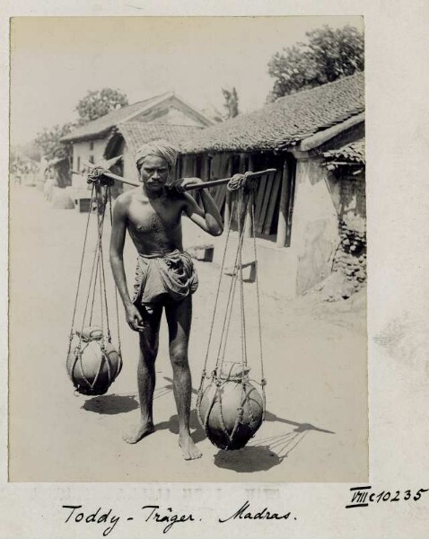 Toddy carriers, toddy in clay jugs