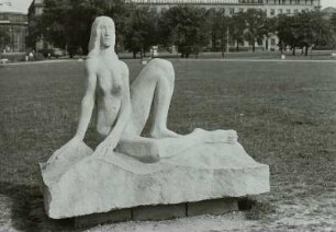 Sitzende : Sitzende. Sandstein (um 1975; H. Bonk). Dresden-Altstadt, Plastikgarten Leningrader Straße (St. Petersburger Straße)