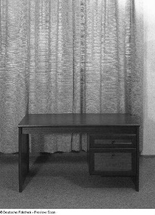 Schreibtisch (Modell 5057)