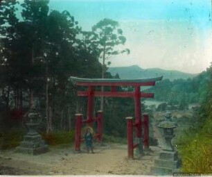 Hakone. Torii und zwei heilige Laternen am oberen Eingang zum Ort Hakone am Ashi-See