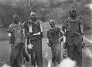 Gruppenportrait : Mehrere Personen in traditioneller Kleidung. Aufnahmeort unweit der Grenze zwischen Tansania und Kenia