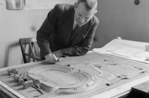 Neubau des Stadions Mitte (später: Walter-Ulbricht-Stadion) : Mann an einem Stadion-Modell