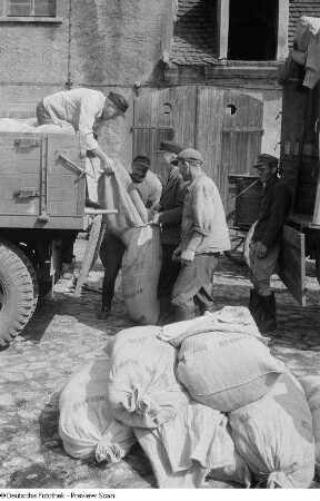 Bauerndelegation aus Grimma beim Entgegennehmen von Futtergetreide der Freienwalder Bauern