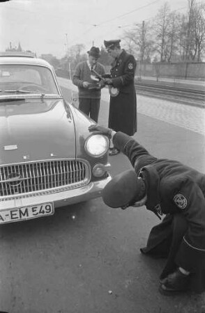Verkehrskontrollen durch die städtische Verkehrspolizei.