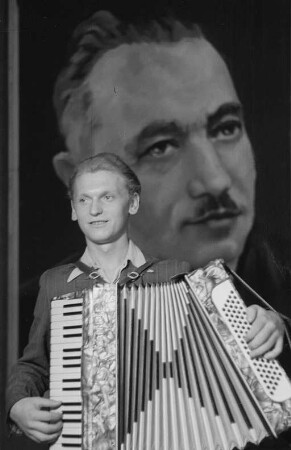 Polnisches Tanzensemble aus einer Textilfabrik in Łódź (Polen) : Mitglied des Ensembles (Akkordeonspieler)