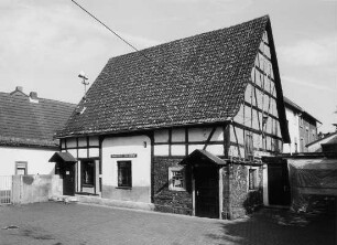 Ehem. kath. Pfarrhof mit Pfarrhaus; Hanau, Pfarrgasse 2