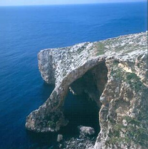 Malta. An der Steilküste gelegene Blaue Grotte