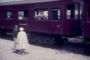 Reisefotos Bermuda. Bahnsteig mit Touristen an einem Zug der Bermuda-Railway