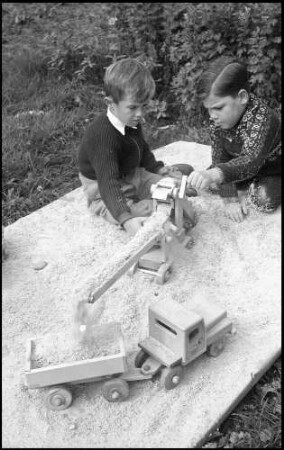Orschweier: Holzspielzeug Götze, zwei Kinder, Förderband und Lastwagen