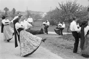 Maibaumwerfen in Panschwitz-Kuckau. : Mejemjetanje w Pančicach-Kukowje.
