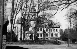Herrenhaus: Kinderheim: Außenansicht von Süden: vorn Auffahrt und Bäume