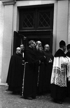 Freiburg: Geistlichkeit verlässt die Konviktskirche, Mönche