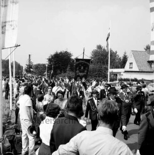 Schützen- und Volksfest: Veranstalter Heimatring und Ahrensburger Schützengilde: Festplatz am Forsthaus Hagen: Eintreffen des Umzugs: Ahrensburger Bürgerverein mit Fahne