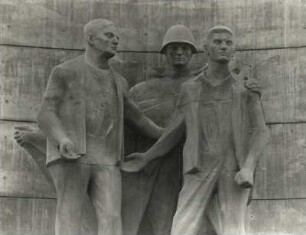 Graetz, René: Plastikgruppe "Befreiung": Sowjetsoldat mit zwei befreiten Häftlingen. 1959. Sachsenhausen: Nationale Gedenkstätte (vor dem Turm)