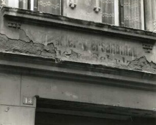 Görlitz, Landeskronstraße 13. Wohnhaus mit Läden (1902). Gesims über der Einfahrt