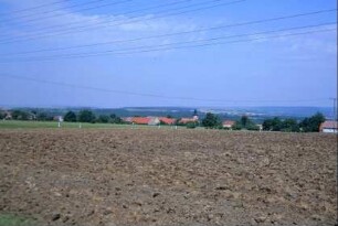 Ortsansicht über ein Feld hin