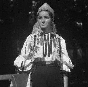 Reisefotos Rumänien. Junges Mädchen in Tracht